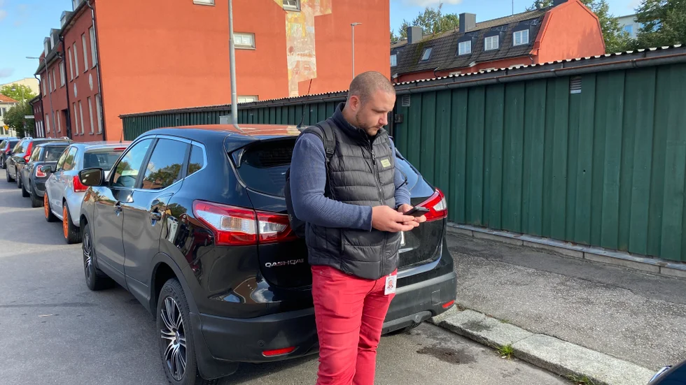 Uppgifter om tid, plats och registreringsnummer samlas in av trafikingenjören Christoffer Carlqvist. Tillbaka på kontoret kollas regnumret mot bilregistret, i syfte att få veta var bilägaren bor.
