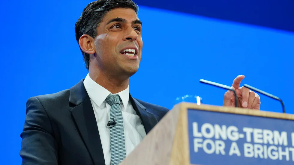 Den brittiske premiärministern Rishi Sunak håller tal i Manchester.