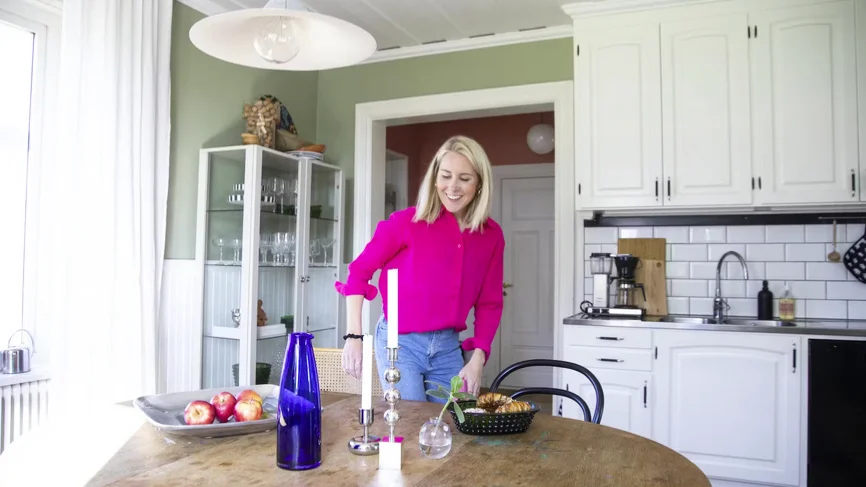Inredningsinspiration hämtar Ellen från inredningstidningar, ur sitt huvud, på Svenskt Tenn och i huset självt. ”Alla hem är olika och jag tycker om att värna husets ålder och själ, vissa av våra gamla möbler sålde jag redan efter en vecka då jag inte tyckte att de matchade huset.”  