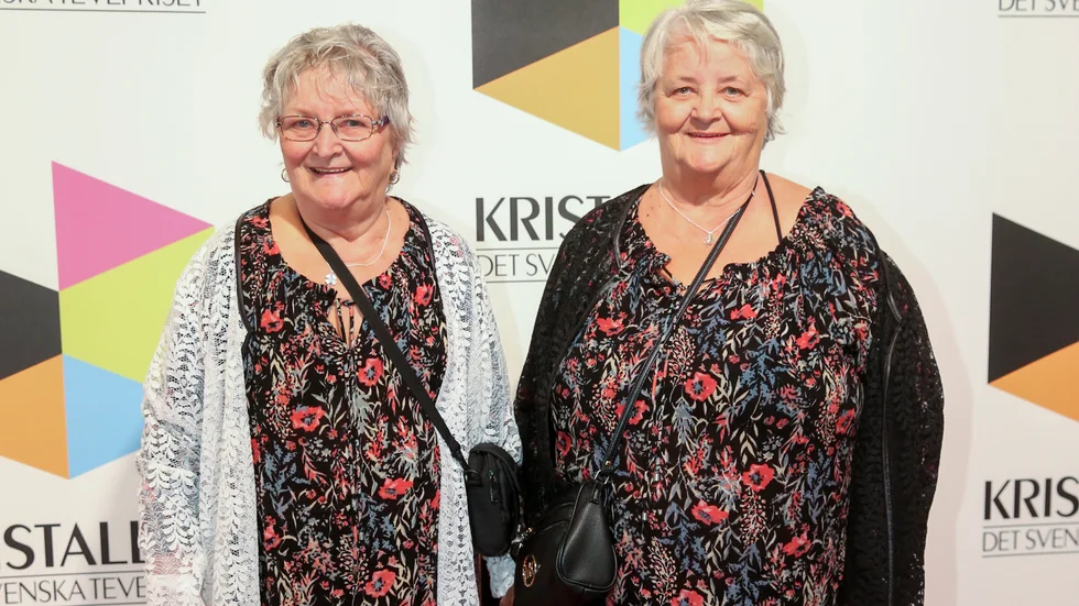 Systrarna Maritta Söderström och Gunnel Hyvönen fotograferades i samband med att programmet Ullared var nominerat till Kristallen.