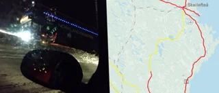 Buss med passagerare i diket – behövde väja för trailer på E4