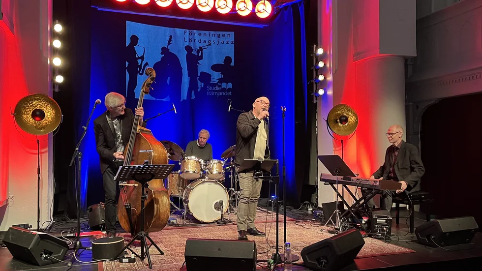 Peter Fjällström & Holmström Bergner Trio uppträdde på Kulturcentrum Ebenesers scen när föreningen Lördagsjazz bjöd upp dem från Skellefteå i januari. Underhållningen serverades av Peter Fjällström (sång), Tor Holmström (piano), Magnus Bergner (kontrabas) och Erik Holmström (trummor).