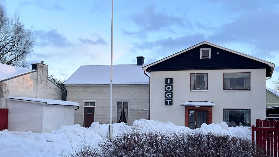 IOGT-huset i Vadstena ska nu säljas till den som har bäst avsikt att förvalta huset vidare. Föreningen Gustav Wasa av IOGT har ägt huset sedan 1916. I huset finns bland annat en stor lokal för 130 personer, en mindre sal, en scen, kök och toalett.