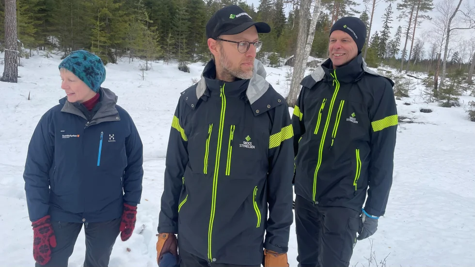 Skogskonsulenterna Erik Otto och Lennart Knutsson (till höger) hoppas att fler gör som Svenska kyrkans Helena Eld och skriver på återvätningsavtal.
