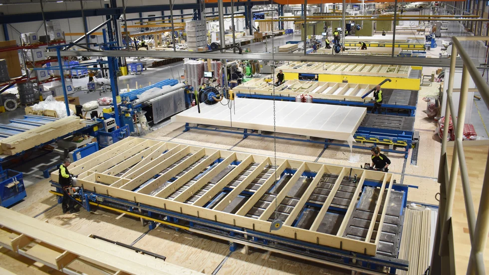I Lindbäcks toppmoderna fabrik görs lägenheter på löpande band. Det finns 43 stationer, och här ser vi de första.  