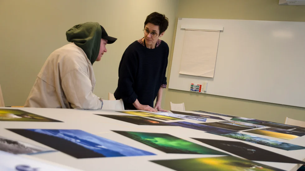 Victor Hellros, fotograf från Nyköping, ställer ut "Ur ugglornas dunkla skog" på Sörmlands museum i Nyköping 3 februari till 26 maj 2024. Här med utställningens producent Alexandra Kronqvist, som arbetar som antikvarie på museet.