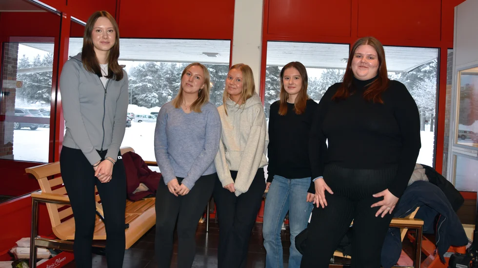 Molly Naalisvaara, Agnes Nyström, Mira Hellman, Elina Nilsson och Josefine Andersson går tredje året på Naturvetarprogrammet.