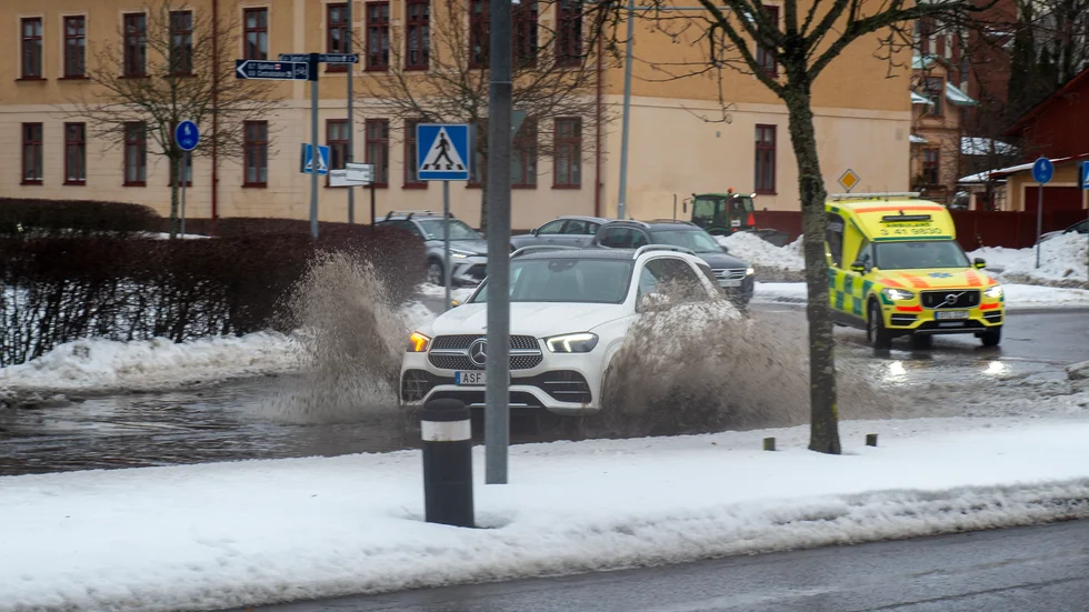 På måndagen var det fullt med vatten i rondellen på Brunnsgatan.
