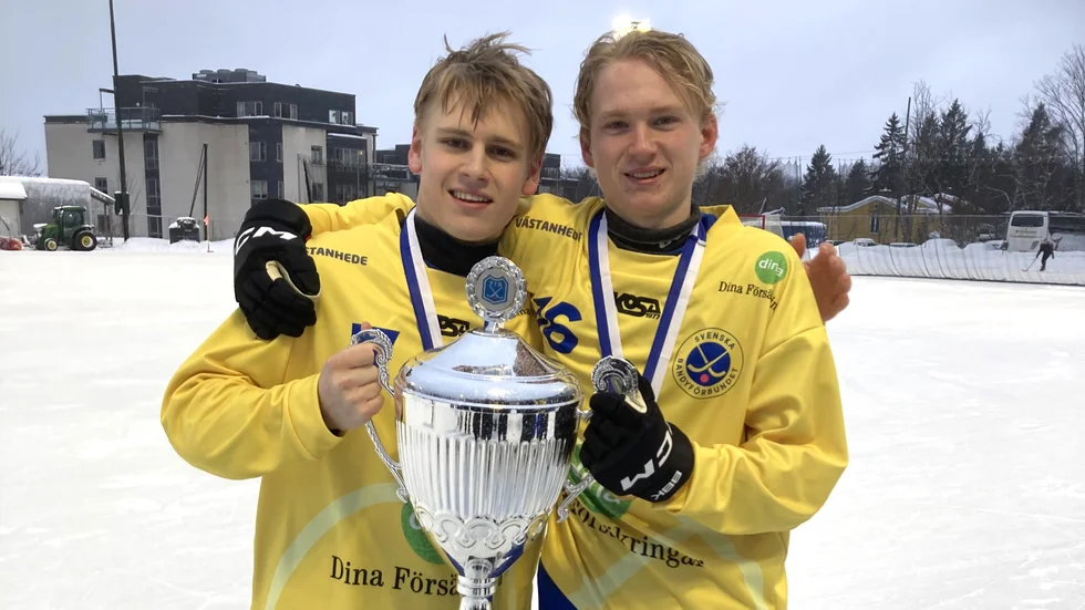 Siriusduon Colin Dahlberg och Axel Tapper med grepp om VM-bucklan.