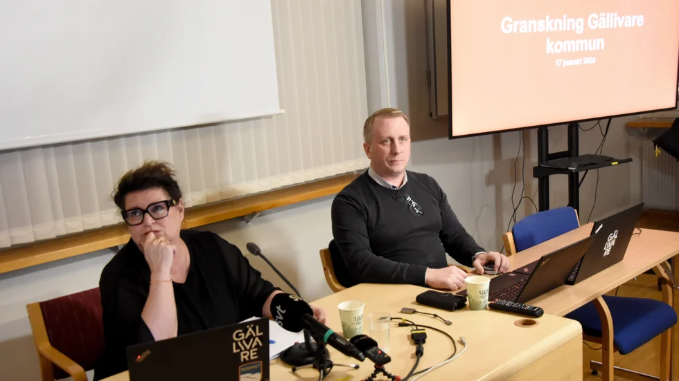 Andreas Pääjärvi, säkerhetschef, säger att man från arbetsgivarhåll inte funnit några skäl till att den anställda ska ha sekretessmarkering. Till vänster om honom kommundirektör Monica Flodström. 
