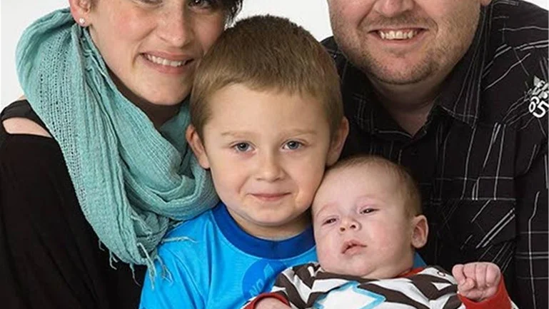 Aida Tiro och Mirza Suljevic, Motala, fick den 15/7 sonen Inas. Längd 51 cm, vikt 3 350 g. Storebror heter Edis, 5 år. Foto: Studio Liverpool & Dacke