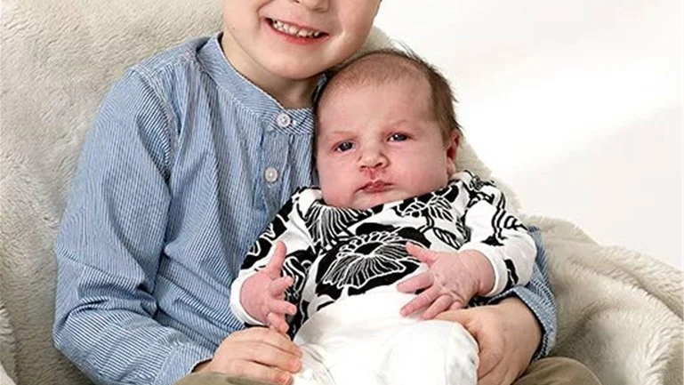 Sara Brehmer och Dan Hellborg, Motala, fick den 18/11 dottern Elsa. Längd 53 cm, vikt 4 220 g. Storebror heter Måns, 4 år. Foto: Studio Liverpool & Dacke