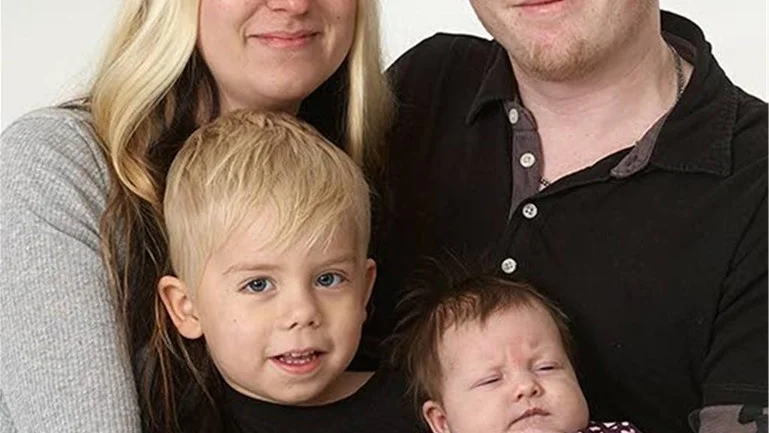 Sandra och Kenny Johansson, Motala, fick den 30/9 dottern Jonna. Längd 50 cm , vikt 3 640 g. Storebror heter Mio, 3 år. Foto: Studio Liverpool & Dacke