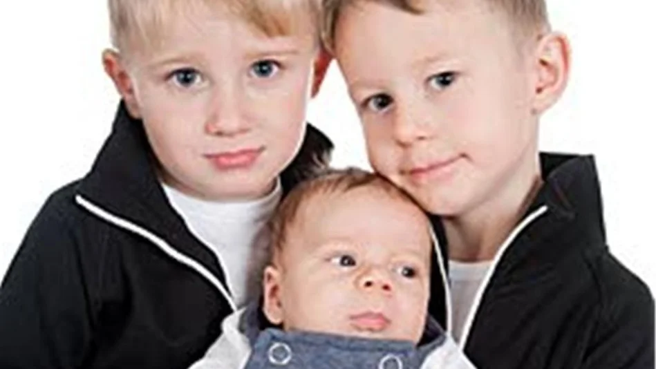 Emma Hedlund och Mikael Kronzell, Ärtvägen, Linköping, fick den 22/8 en son som heter Lex. Vikt 3 000 g, längd 47 cm. Med på bilden är även syskonen Leo och Lucas.