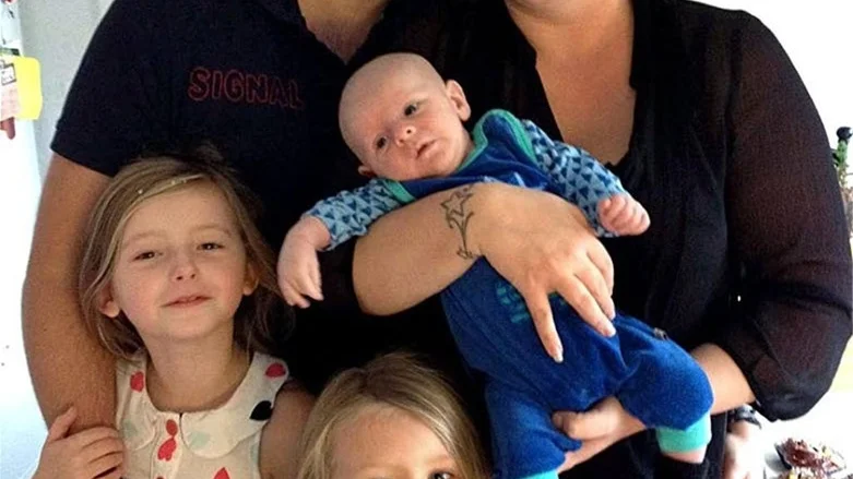 Desirée Johansson och Sam Miles, Linköping, fick den 4/9 sonen Bill. Vikt 3 045 g, längd 49 cm. Systrarna heter Junie och Nova.