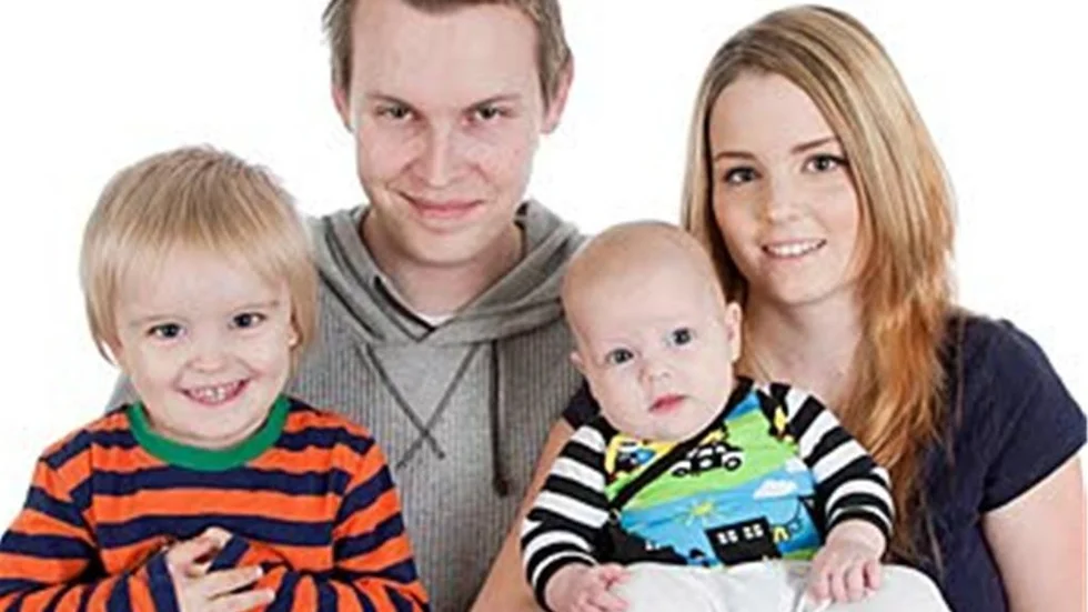 Camilla Johansson och Jens Fahlgren, Djurgårdsgatan, Linköping, fick den 16/8 en dotter som heter Naima. Vikt 3 760 g, längd 50 cm. Med på bilden är även sonen Elton.