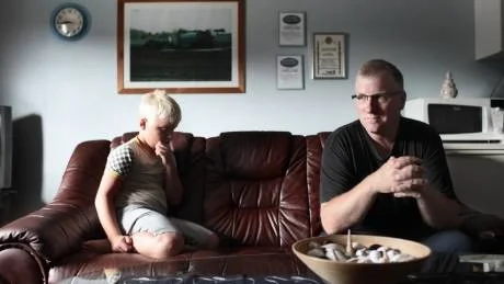 Framtid. Ronny är orolig att sonen Jacob inte kommer att ha en gård att ta över när han blir stor.