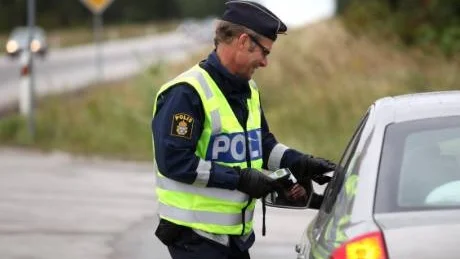 Första kontrollen. Polisen Anders Särland kontrollerar körkort och nykterhet när bilisterna vinkats in.