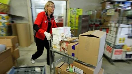 Sommarstress. Ungefär en tredjedel av butikens intäkter tjänas under de intensiva turistveckorna. Här jobbar Karina Karlsson i högt tempo.