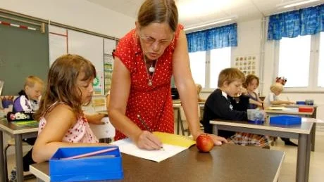 "Mitt sommarlov". Sara Kysinger, som började ettan i går, fick berätta om sitt sommarlov. Läraren Elisabeth Nyroth hjälpte till med bokstäverna.