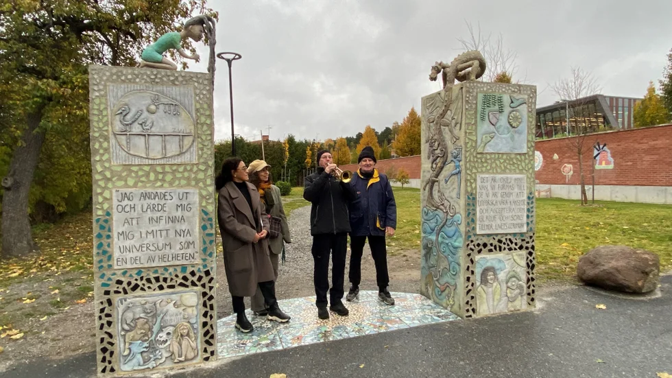 Telma Castro, konstnär, Louise Kvarby, projektledare Kulturskolan, Tom Werner, Kulturskolan och Stanislaw Lux, konstnär under en visning av konstverket.