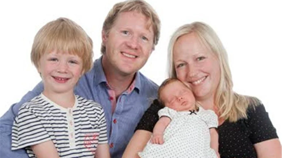 Helén och Henric Åkerbjörk, Vretagatan, Linköping, fick den 21/6 en dotter som heter Linnéa. Vikt 2 310 g, längd 43 cm. Med på bilden är även sonen Carl.