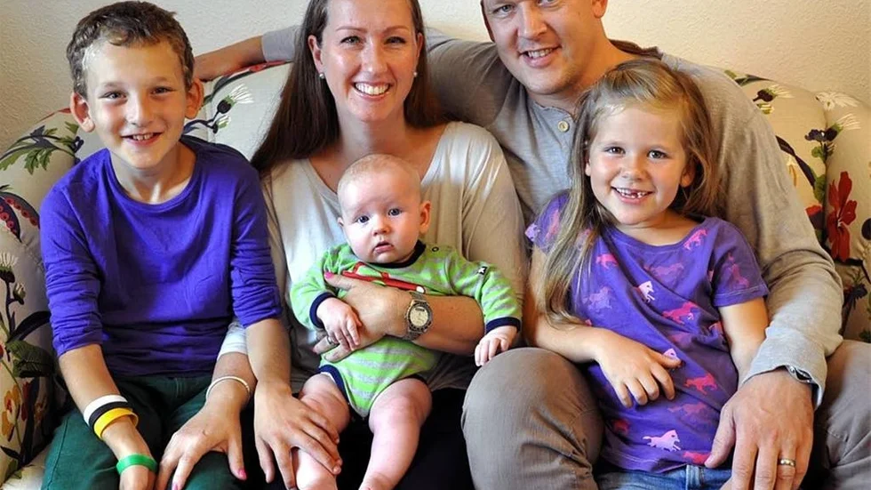 Cecilia Wasén och Patrik Larsson, Linköping, fick den 24/5 en son som heter Jonathan. Vikt 4 460gram, längd 55 cm. Med på bilden är syskonen Olle och Märta.