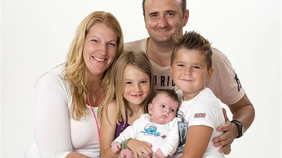 Lizzett Hellqvist och Edin Pasic, Motala, fick den 6/7 sonen Edvin. Längd 51 cm, vikt 3 820 g. Syskonen heter Selma, 7 år, och Melvin, 5. Foto: Studio Liverpool & Dacke