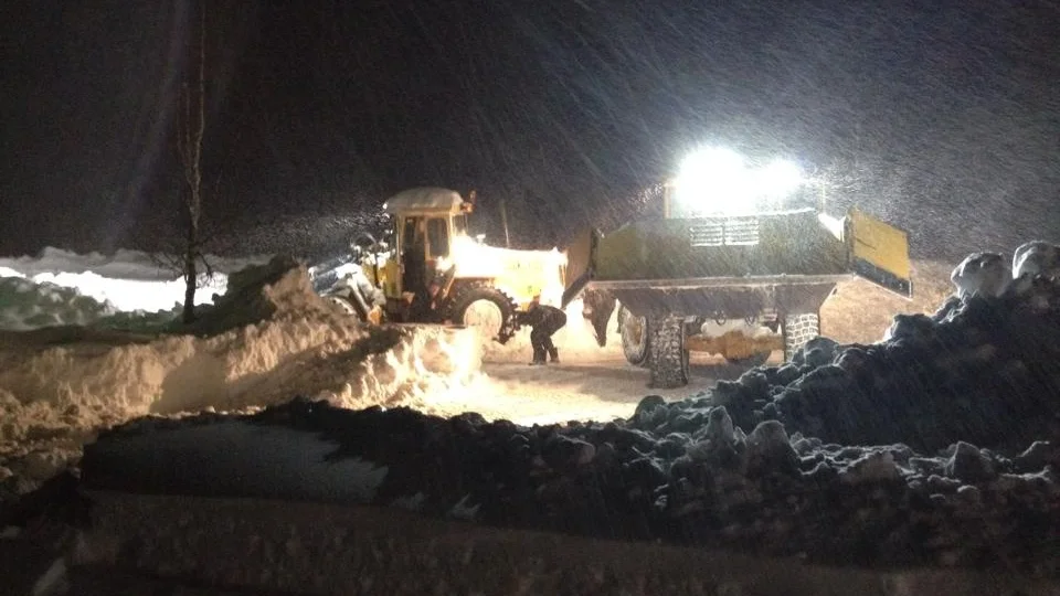 Traktor föraren (grannen) blev snöblind och hamnade rejält i ett djupt dike med sin hjullastare.