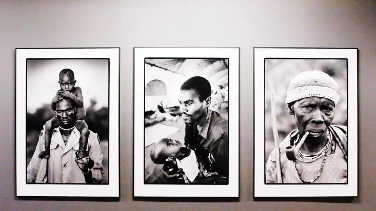 På flykt. Från vänster ses en bild av en medlem av
dikkastammen som flyr med sin son genom träsken nära
Nasir samtidigt som inbördeskriget rasar i Sydostsudan, 1990.
De två andra bilderna är på flyktingar från Rwanda 1994.
