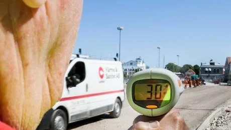 De hjälper trafikpolisen. Motormännens bilburna vägombud kollar hastigheten på de gotländska sommarvägarna.