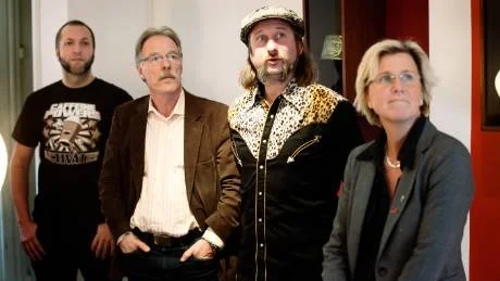 I väntans tider. Kicki Scheller har förståelse för attt det kliar i arkeologen Per Widerströms fingrar. Arkivfoto: Rolf Jönsson