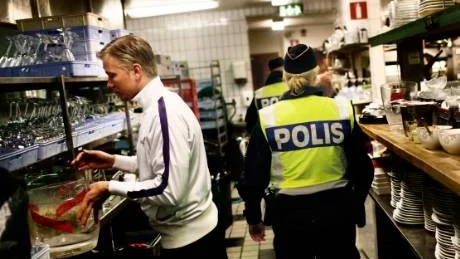 Tid. När det var lugnt på stan passade polisen på att kontrollera krogarnas serveringstillstånd.