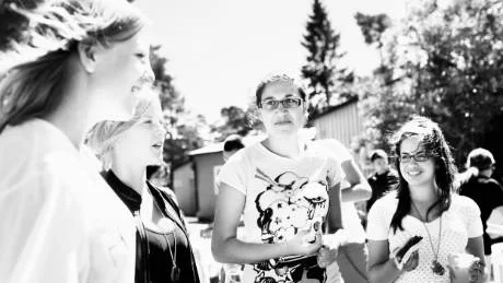Europa-ungdomar. Närmast i bild Hanna Jakobsson, 14, och Estelle Laakso, 16, från Gotland samt Daniela Carvana och Rachel Donnici, båda 16, från Malta.Foto: Joel Nilsson