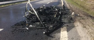 Bara aska och skrot kvar efter brand på E4