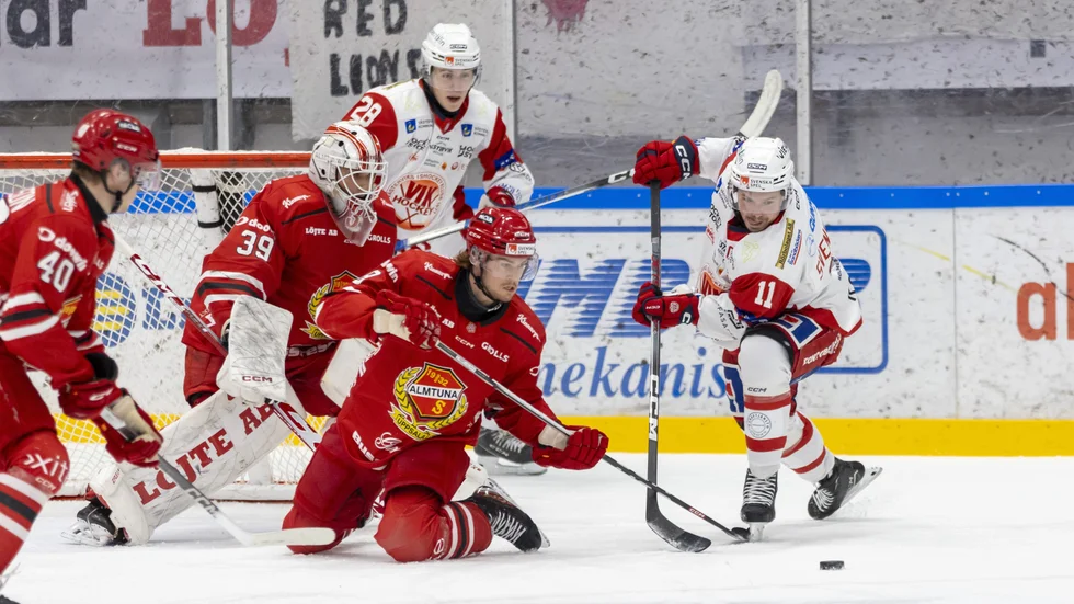 Kalle Eriksson sitter på knä framför målvakten Oliver Håkanson i Almtunas hemmamatch mot Västervik. Gästerna från Småland avgjorde i förlängning.