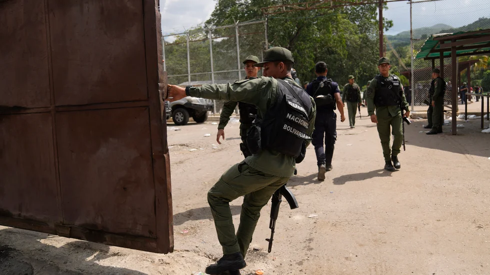 Soldater på plats vid Tocorón-fängelset i Venezuela under räden i september.