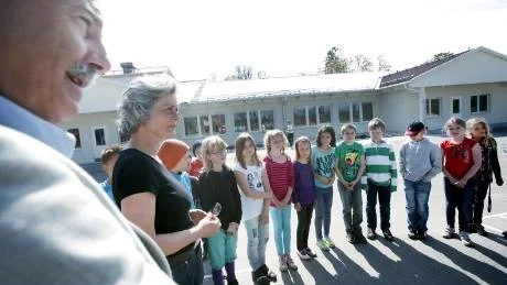 I Garda skola sätter man miljöfrågorna främst. På bilden rektor Jerker Eneqvist, läraren Gunilla Lundberg och elever i årskurs 3.