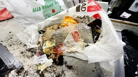 Sorterat och osorterat. Hushåll som inte sopsorterar rätt kan orsaka problem för återvinningen. Foto: Rolf Jönsson