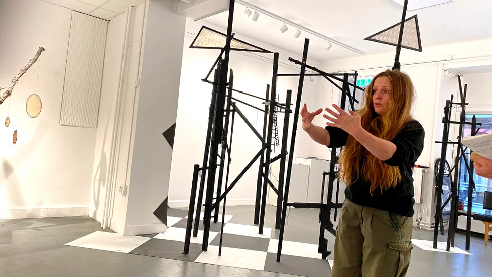 Konstnären Helén Edling, som bodde i Norrköping som tonåring, berättar under pressvisningen på Konstforum om utställningen hon byggt upp med verk i trä, papper och organiska material. Vernissage är det i dag, lördag.