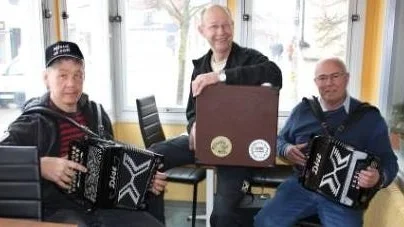 Jan Edlund, Tommy Pettersson och Bertil Pettersson bjuder på gotländsk musik i tv-programmet Svenska dialektmysterier.
