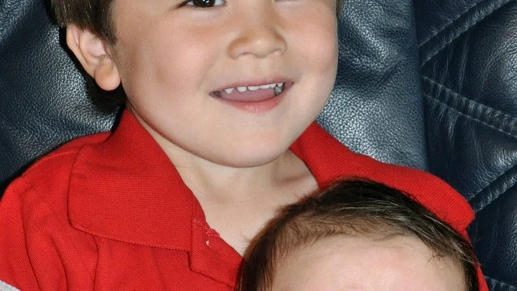 Lena Björkholm och Mickael Larsson, Stockholm, fick den 20/3 sonen Theodore. Storebror heter Vincent. Lena är bördig från Mjölby.