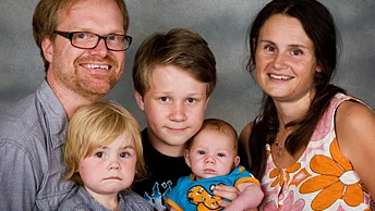 Cecilia Andrée och Magnus Lindgren, Grindstugevägen, Linköping, fick den 26/6 en son som heter Einar. Vikt 4 070 gr, längd 52 cm. Med på bilden är även syskonen Oskar och Alvar.