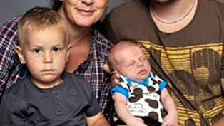 Evelina Karlsson och David Samuelsson, Nyköping, fick den 4/8 sonen Hannes. Vikt 4 160 g, längd 52 cm. Storebror heter Eddie, snart 3 år. David kommer från Linköping.