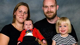 Maria och Tobias Sohl, Backasandsgatan, Vikingstad, fick den 10/8 en son som heter Anton. Vikt 4 690 g, längd 52 cm. Med på bilden är även dottern Molly.