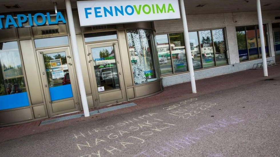 Protester. Utanför Fennovoimas huvudkontor i Pyhäjoki syns spåren efter missnöjet mer kärnkraftverket. I färgglad krita jämförs byn med Hiroshima och Nagasaki.