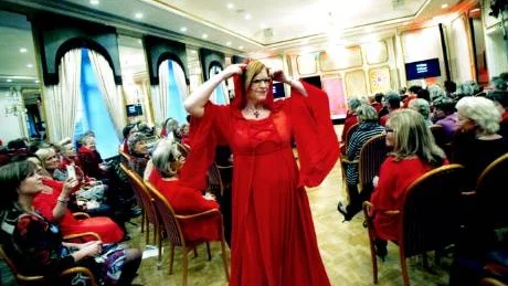 Cecilia Schelin Seidegård visar en festklänning.