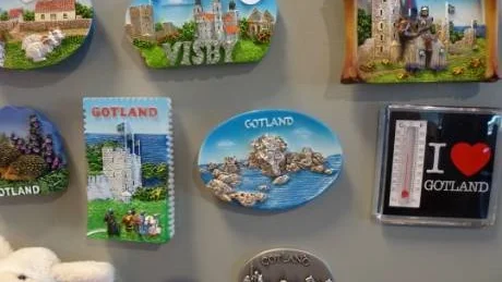 Kylskåpsmagneter. Målas i Fjärran östern med Gotlandsmotiv.