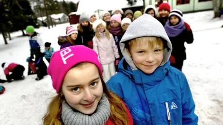 Elsa Erixon och Henrik Helling, elever i årskurs 3 på Västerhejde skola: "Det ska vara lika för pojkar och flickor." Och så är det också i deras skola, tycker de. "Lärarna är lika snälla mot pojkar som mot flickor. Och alla får lika mycket hjälp", säger de.