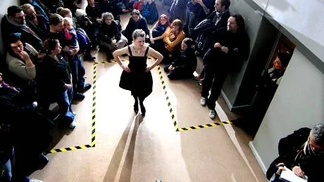 Fullt. Lördagens modevisning lockade många till Visbyfängelset. Publiken fördelades på tre våningar och modellerna fick ta spiraltrappa mellan visningarna. Foto: Rolf Jönsson